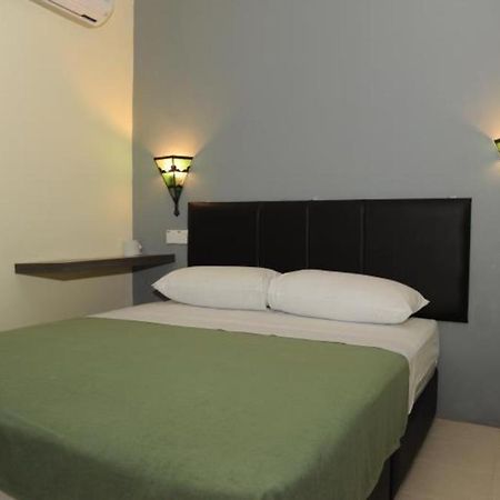 Kuok Pin Hotel Кучинг Экстерьер фото