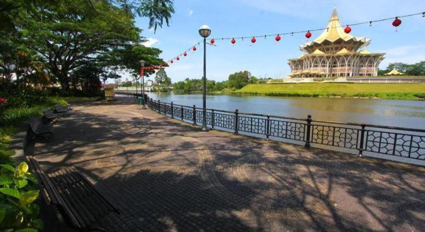 Kuok Pin Hotel Кучинг Экстерьер фото
