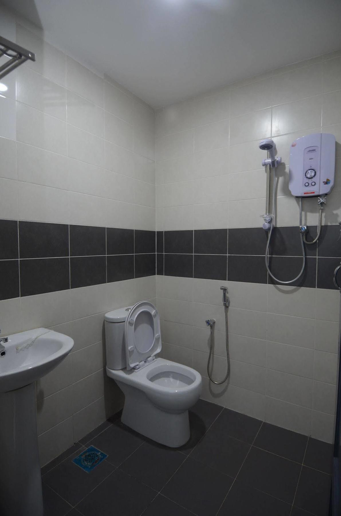 Kuok Pin Hotel Кучинг Экстерьер фото